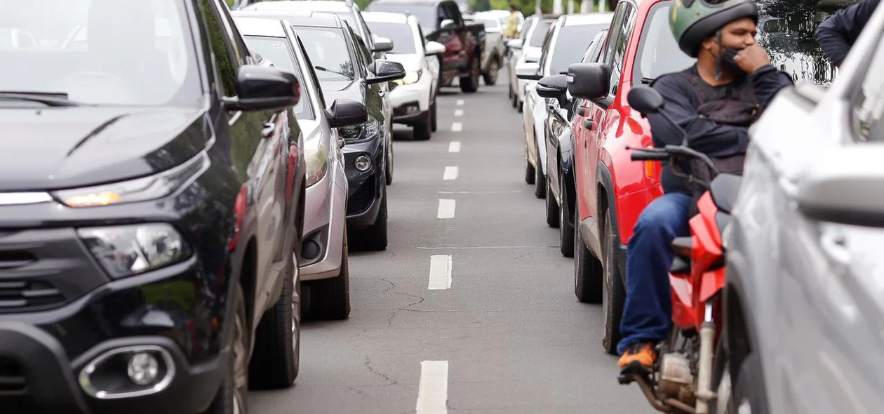 Veículos na Avenida Frei Serafim