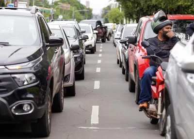 Veículos na Avenida Frei Serafim