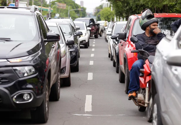 Veículos na Avenida Frei Serafim