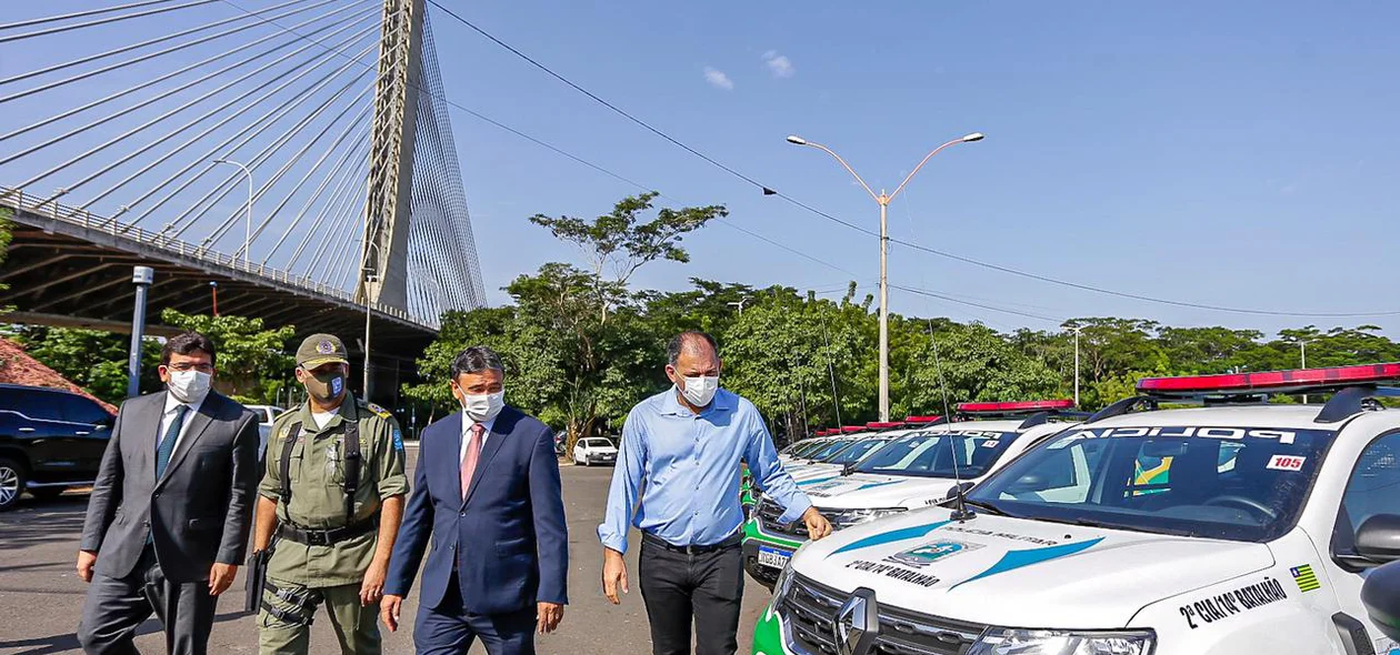 Wellington Dias durante entrega de viaturas no estacionamento da Ponte Estaiada