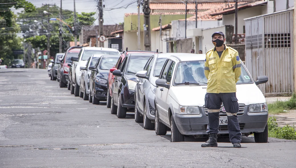 Agente da Strans fiscalizando a fila de vacinação