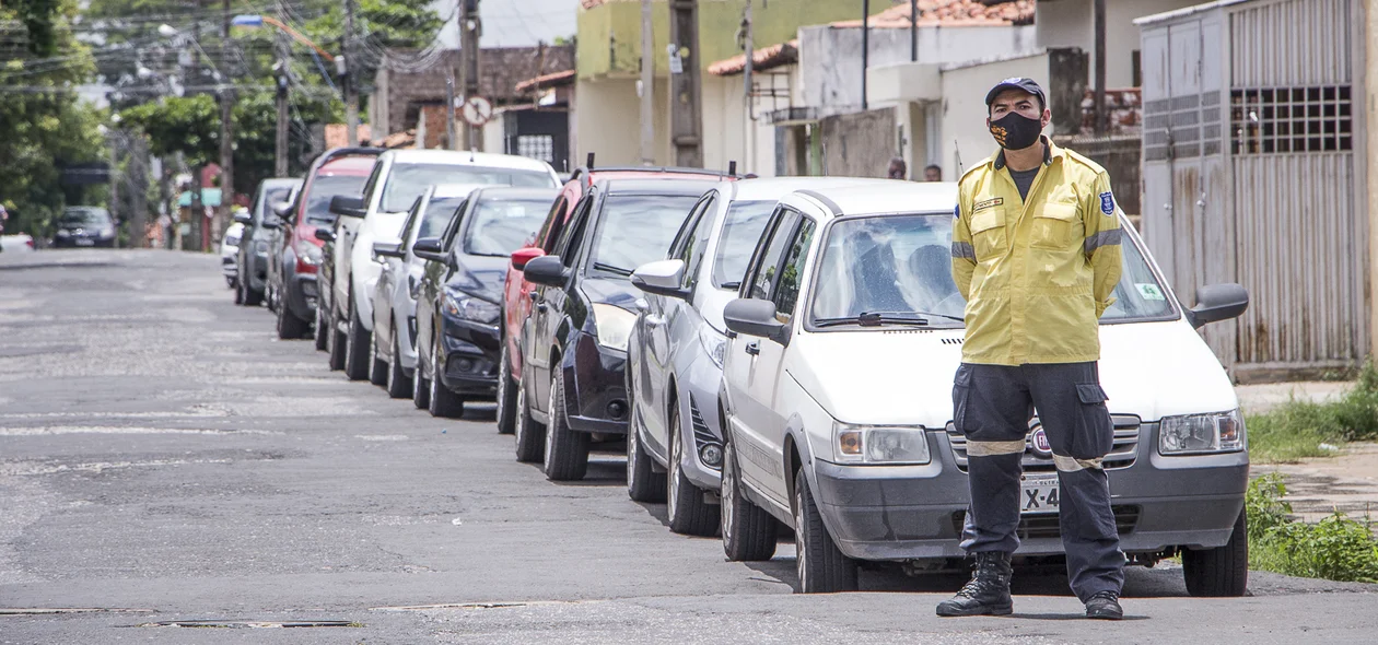 Agente da Strans fiscalizando a fila de vacinação