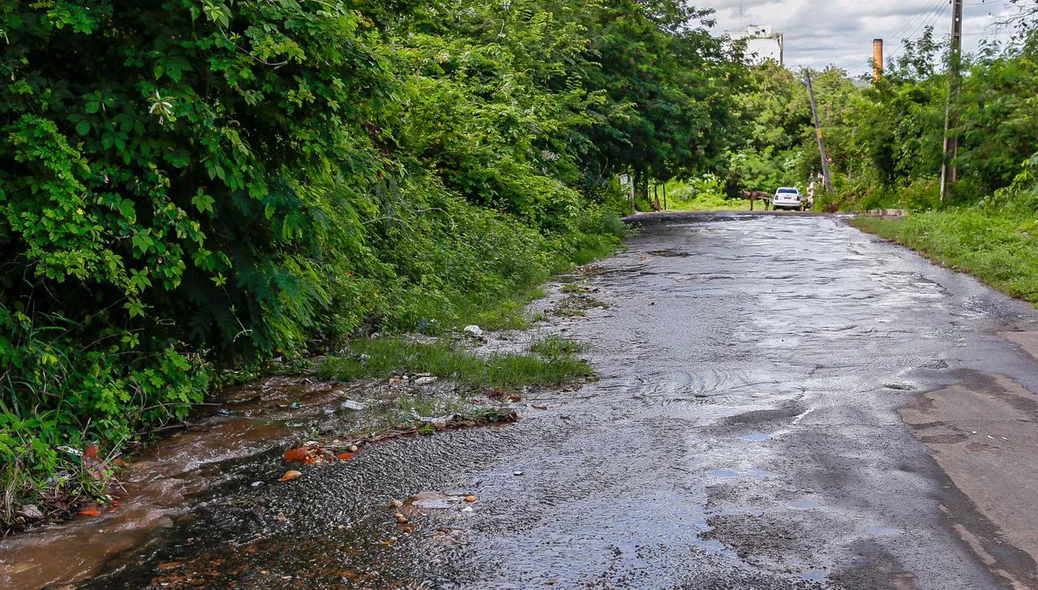 Água escorrendo pela rua