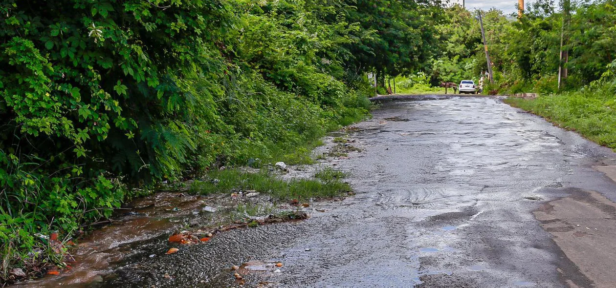 Água escorrendo pela rua