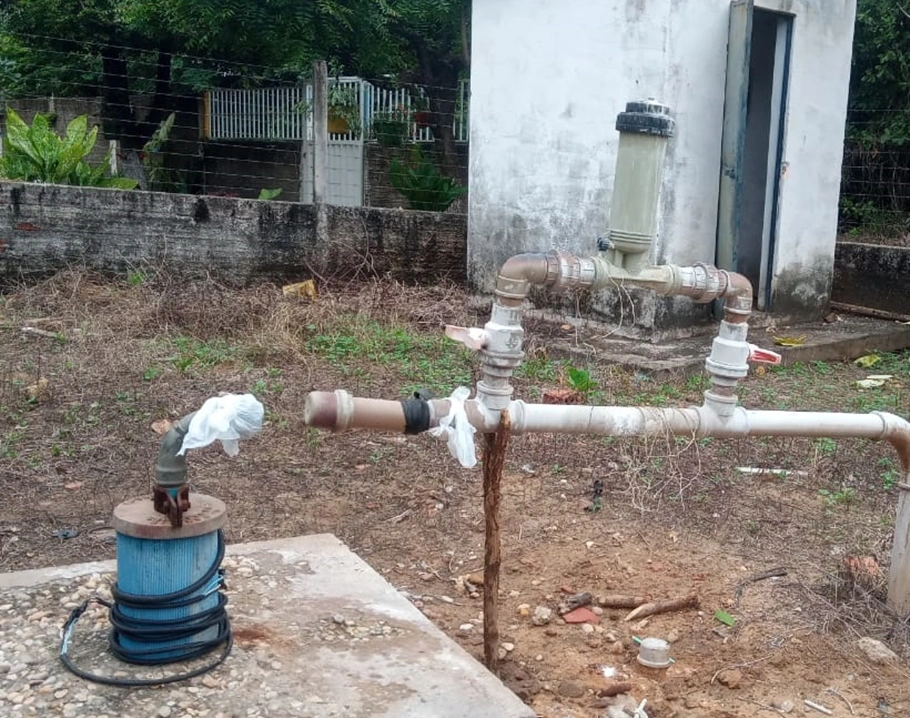 Bomba danificada no povoado Boa Hora