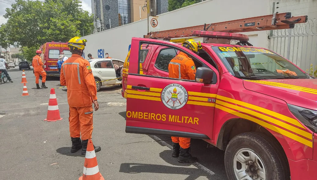Bombeiros no local do acidente