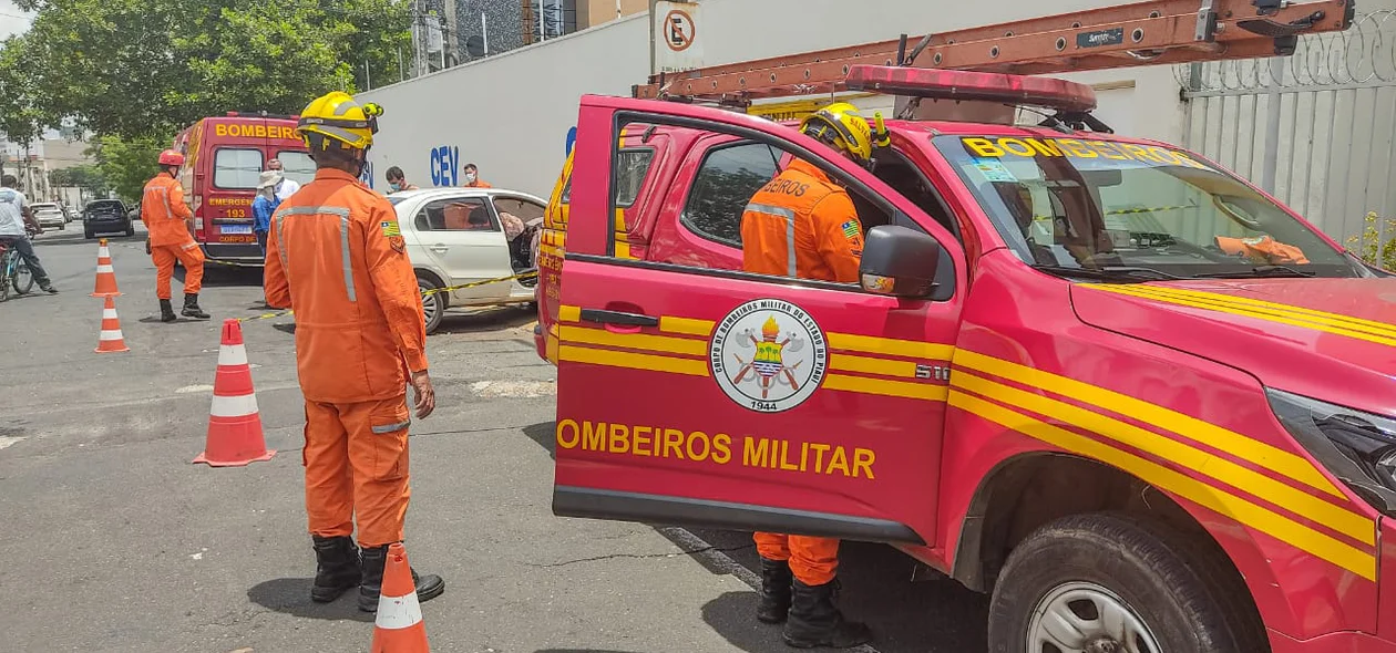 Bombeiros no local do acidente