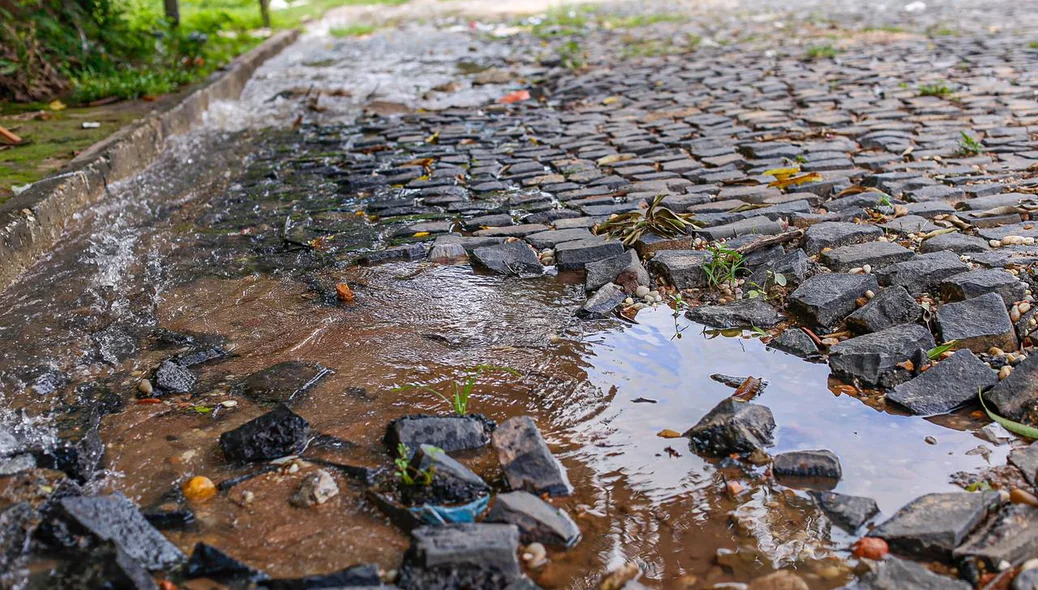 Calçamento danificado por causa do vazamento