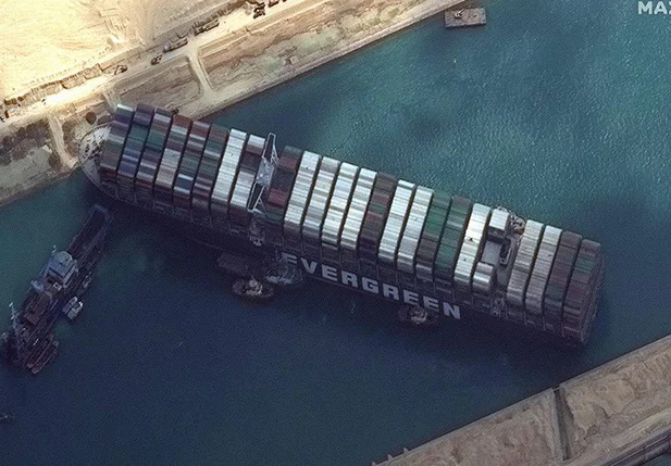 Navio preso no Canal de Suez
