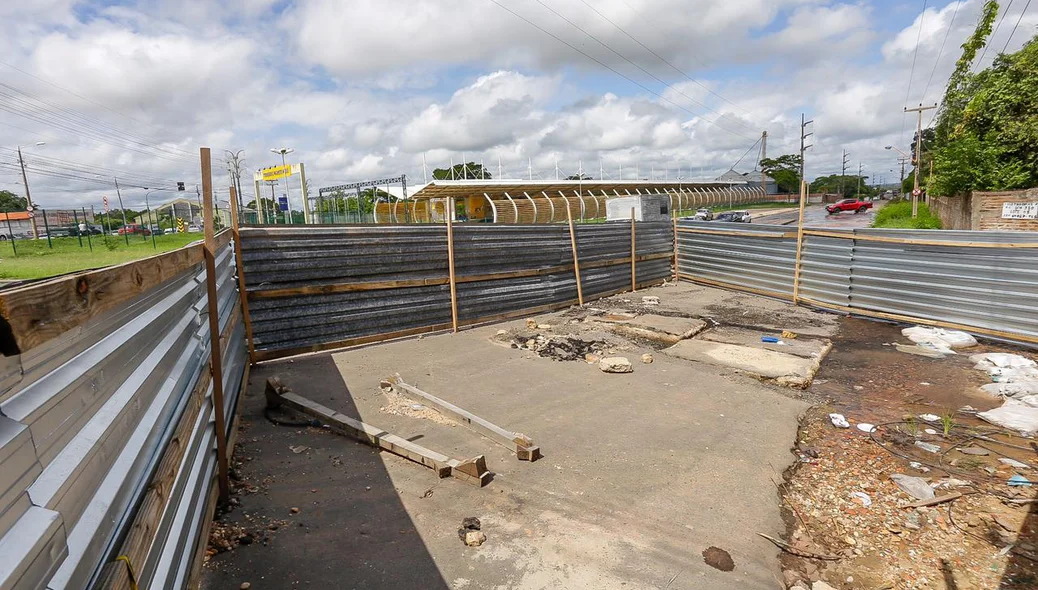 Canteiro de obras abandonado