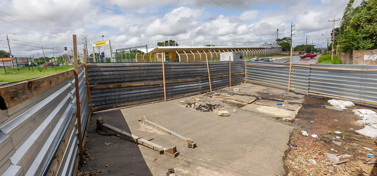 Canteiro de obras abandonado