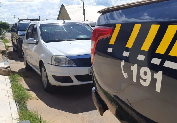 Carro apreendido pela PRF