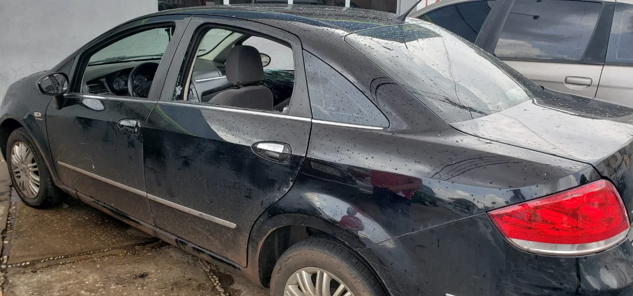 Carro com os vidros quebrados