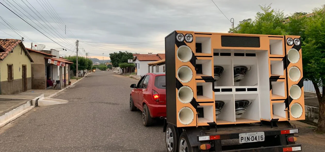 Carro de som circula na cidade