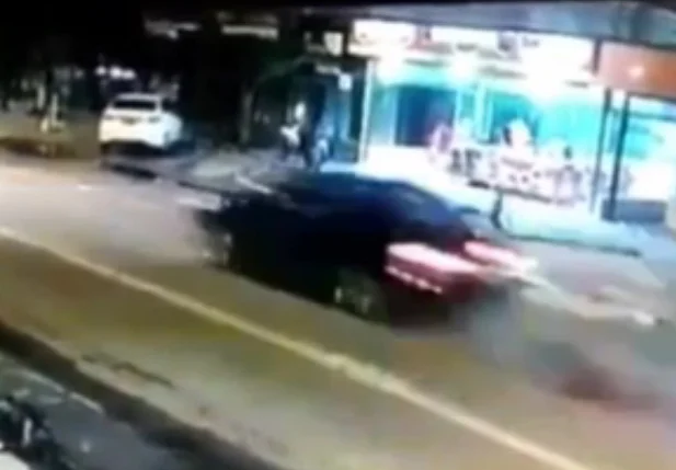 Carro em alta velocidade atropela pedestre em Teresina