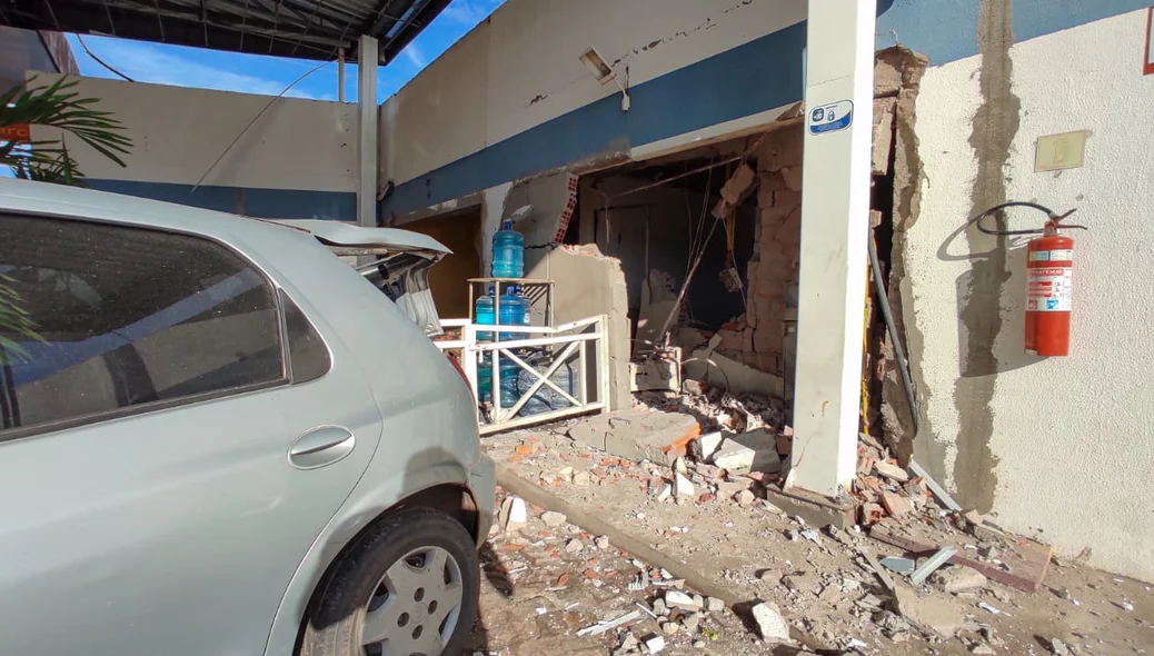 Carro foi usado para arrombar porta da loja