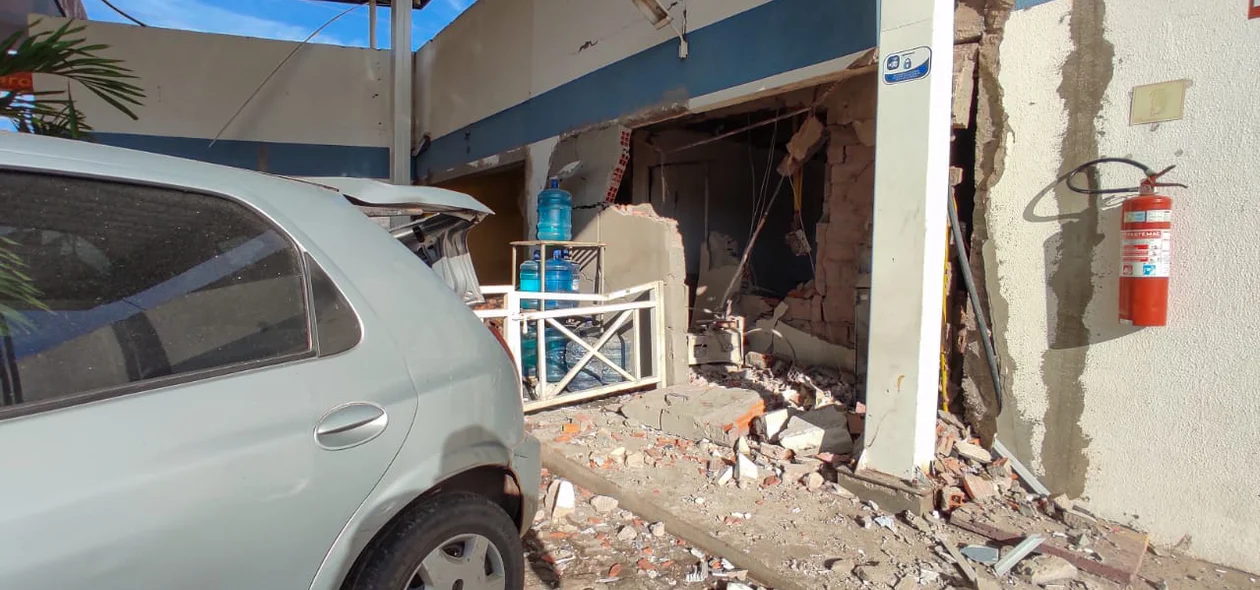 Carro foi usado para arrombar porta da loja