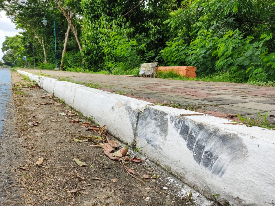 Carro invadiu calçada e caiu em ribanceira na Marechal Castelo Branco