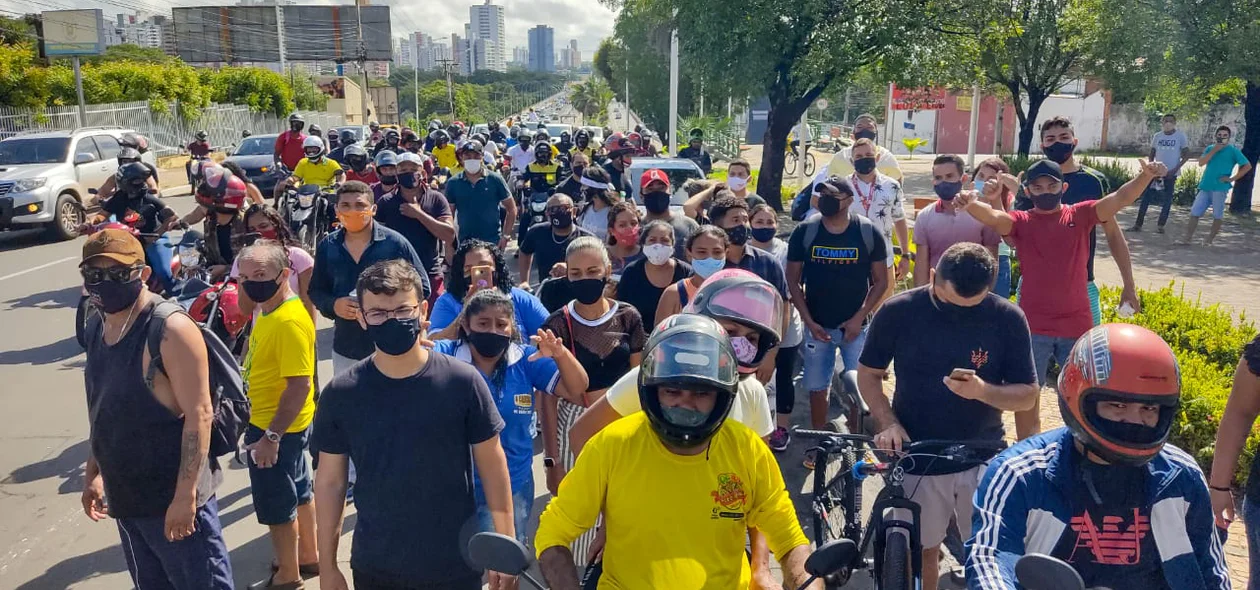Centenas de manifestantes participaram do ato
