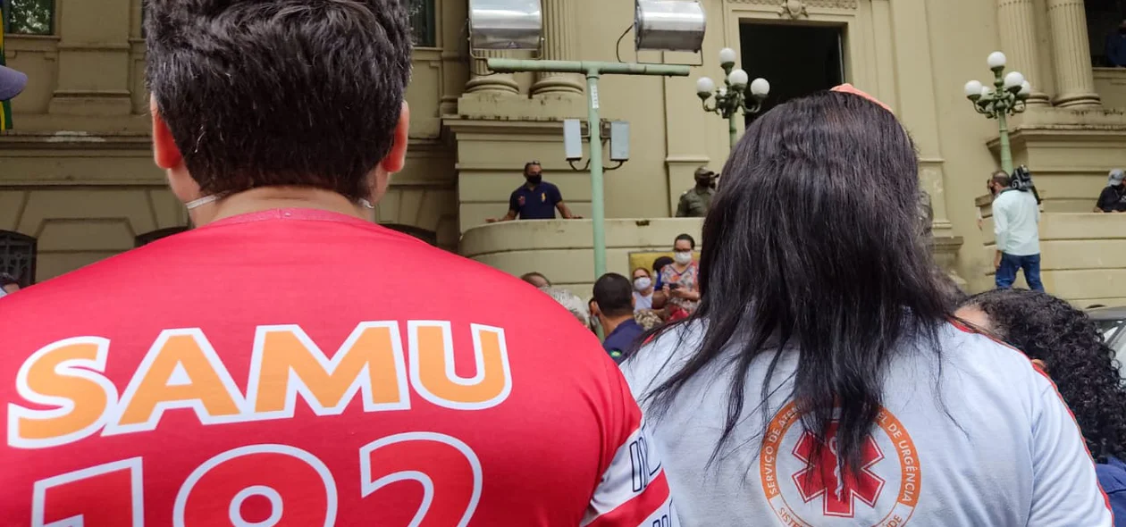 Centenas de pressionais participaram da manifestação
