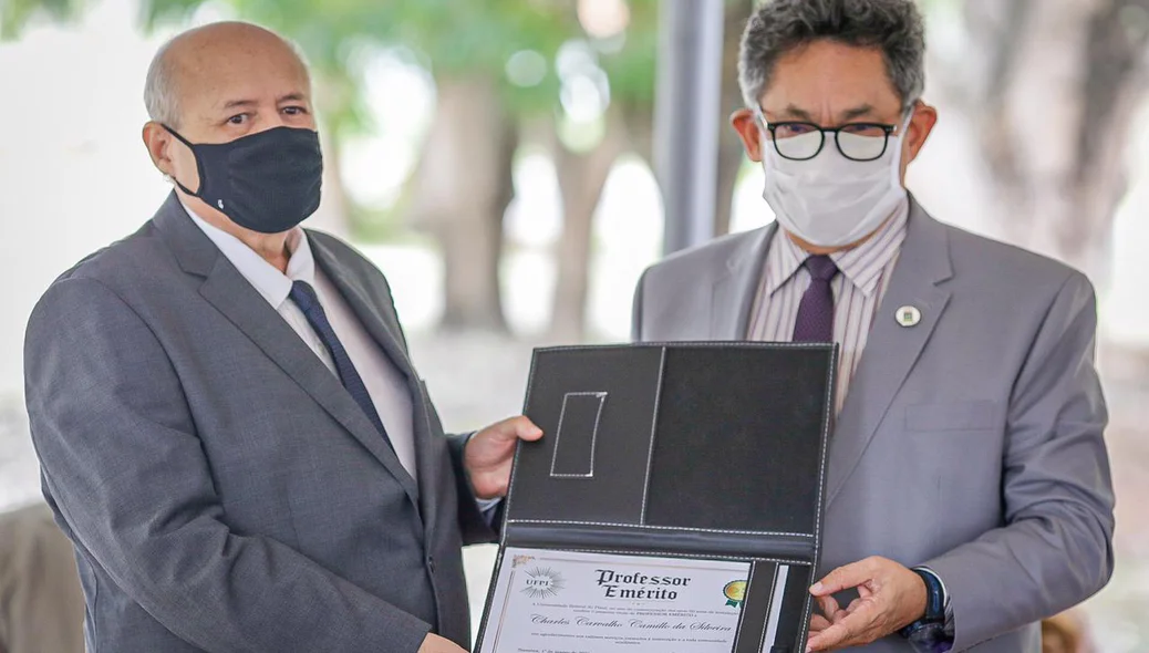 Charles da Silveira recebe homenagem na UFPI