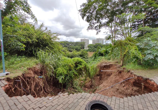 Cratera na Avenida Raul Lopes em Teresina