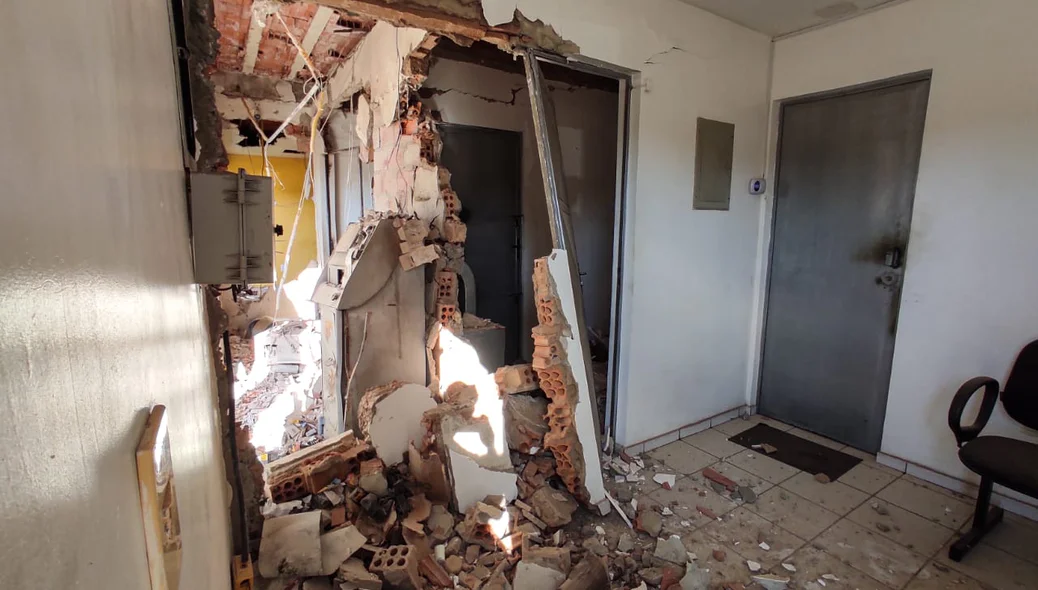 Criminosos explodem caixa eletrônico de posto na zona leste de Teresina