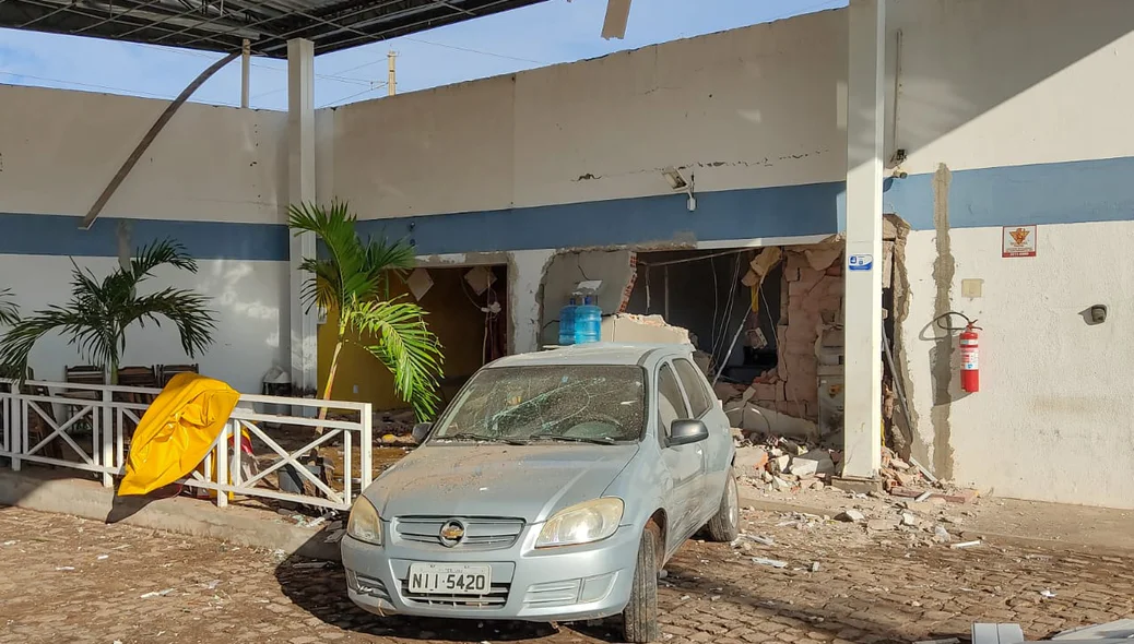 Criminosos utilizaram carro para arrebentar porta de estabelecimento