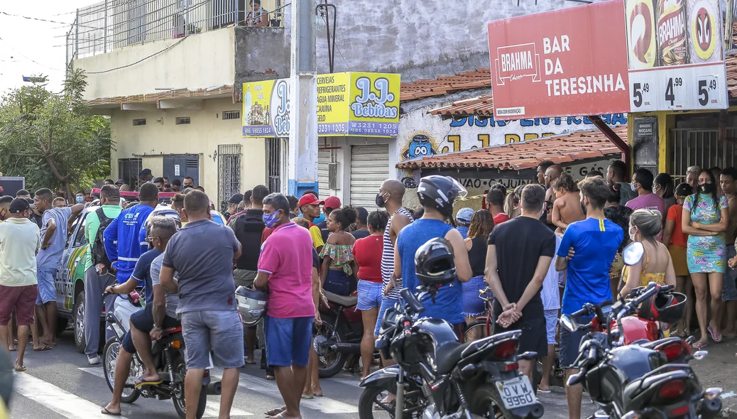 Curiosos no local do crime