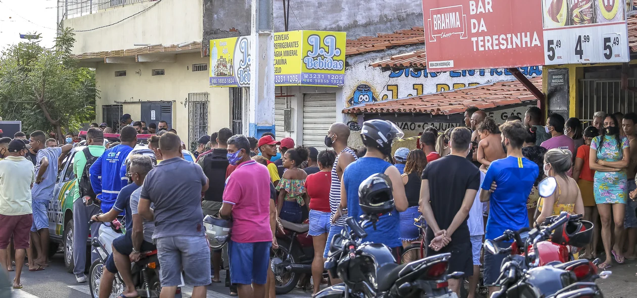 Curiosos no local do crime