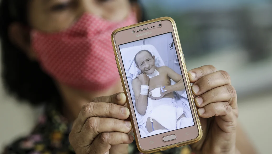Dona Ana segurando a foto do seu esposo