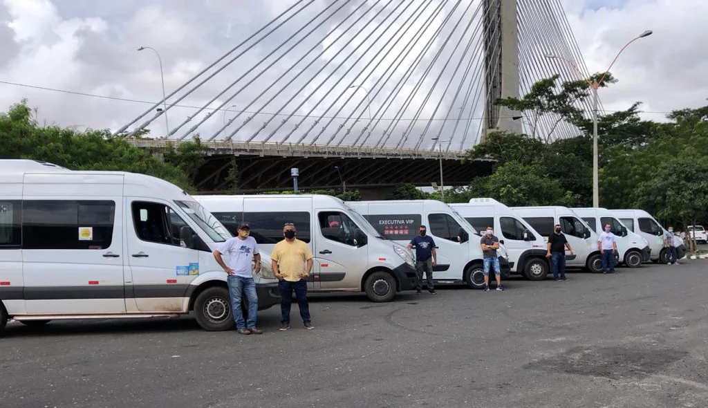 Donos de empresa de ônibus de Turismo fazem manifestação