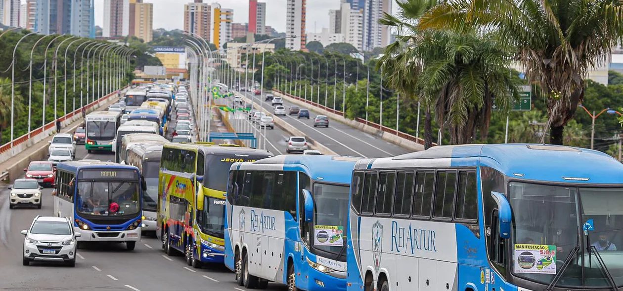 Donos de empresas de turismo realizam manifestação