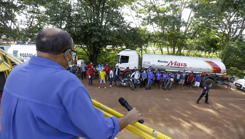 Donos de postos protestam contra aumento no preço da gasolina em Teresina