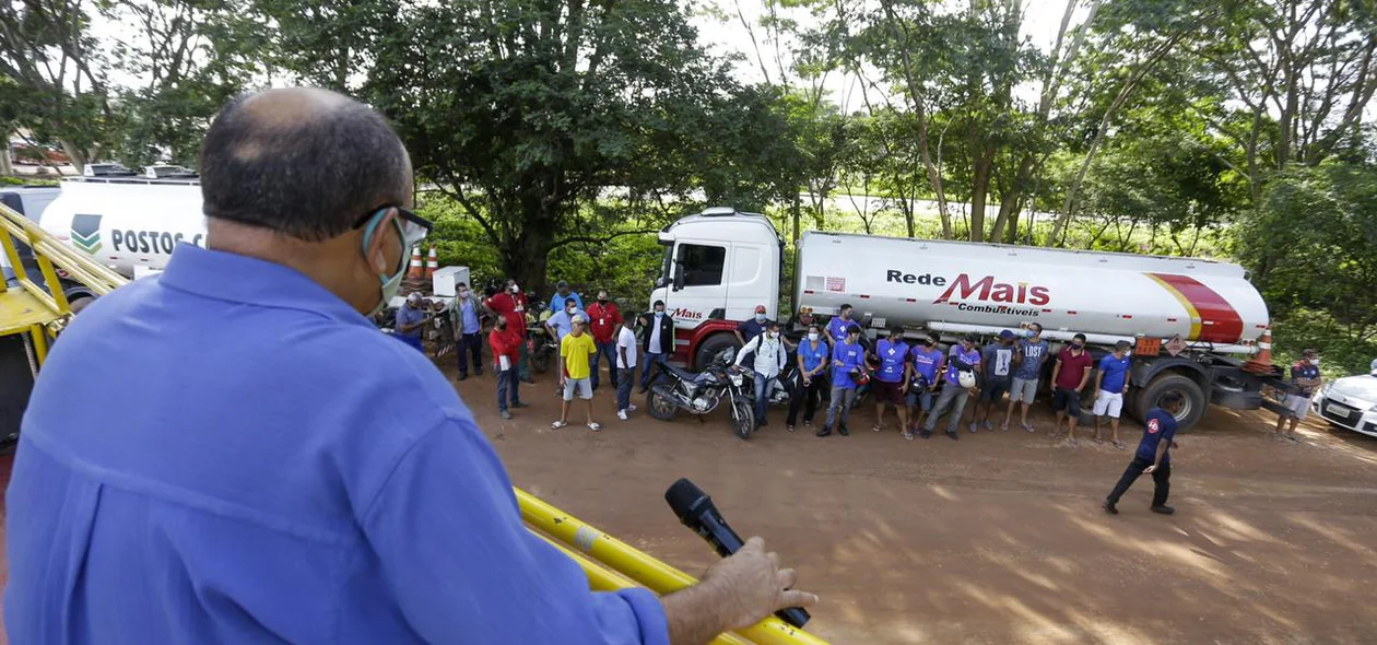 Donos de postos protestam contra aumento no preço da gasolina em Teresina