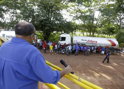 Donos de postos protestam contra aumento no preço da gasolina em Teresina