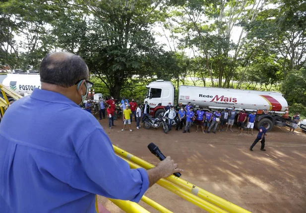 Donos de postos protestam contra aumento no preço da gasolina em Teresina