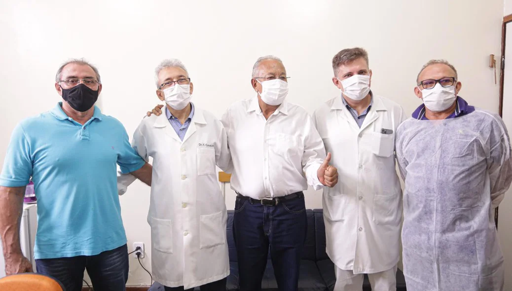 Dr. Pessoa com os profissionais da saúde