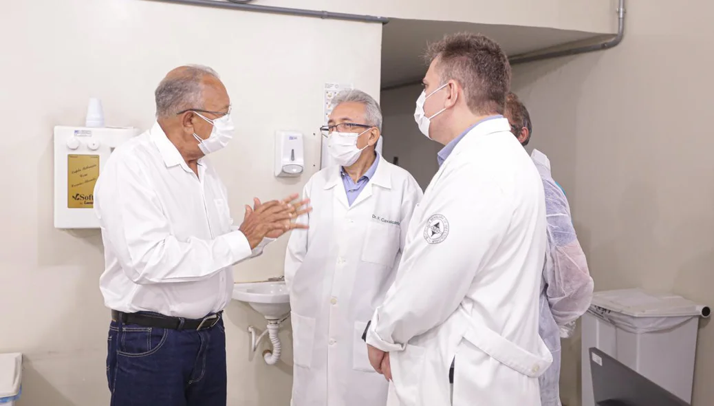 Dr. Pessoa conversa com médicos
