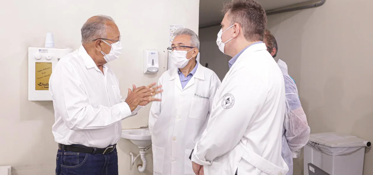 Dr. Pessoa conversa com médicos