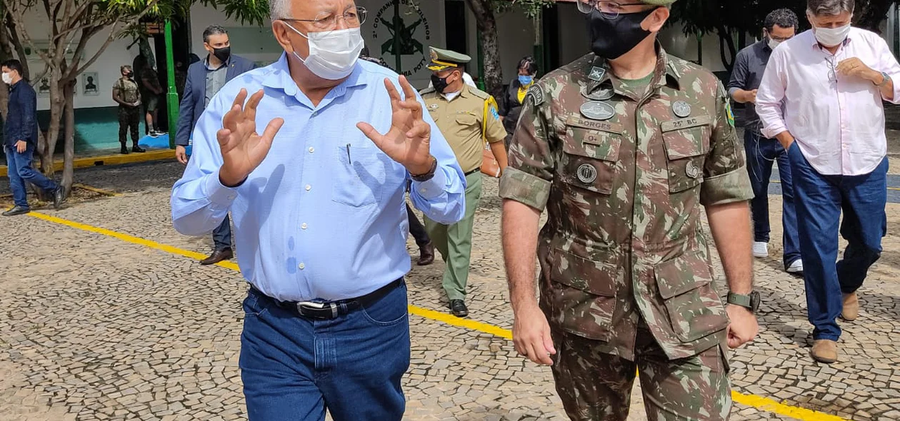 Dr. Pessoa conversa com o comandante do 25º BC