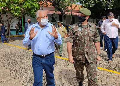 Dr. Pessoa conversa com o comandante do 25º BC