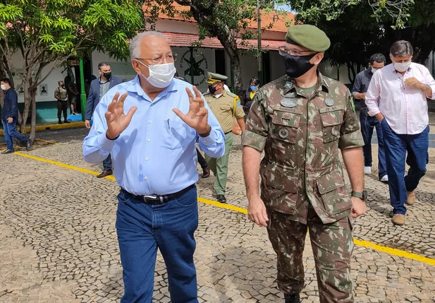 Dr. Pessoa conversa com o comandante do 25º BC