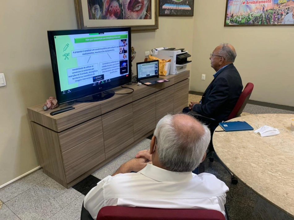 Dr. Pessoa durante reunião por videoconferência