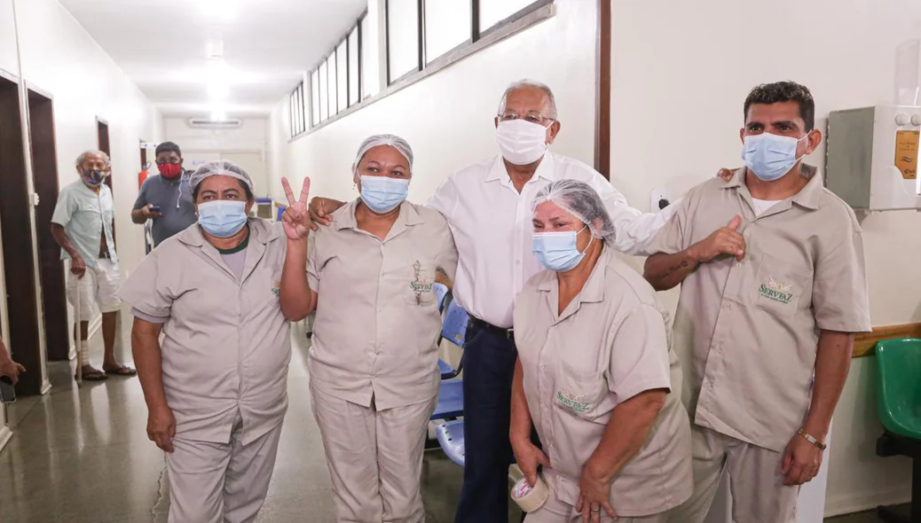 Dr. Pessoa posa com profissionais do hospital