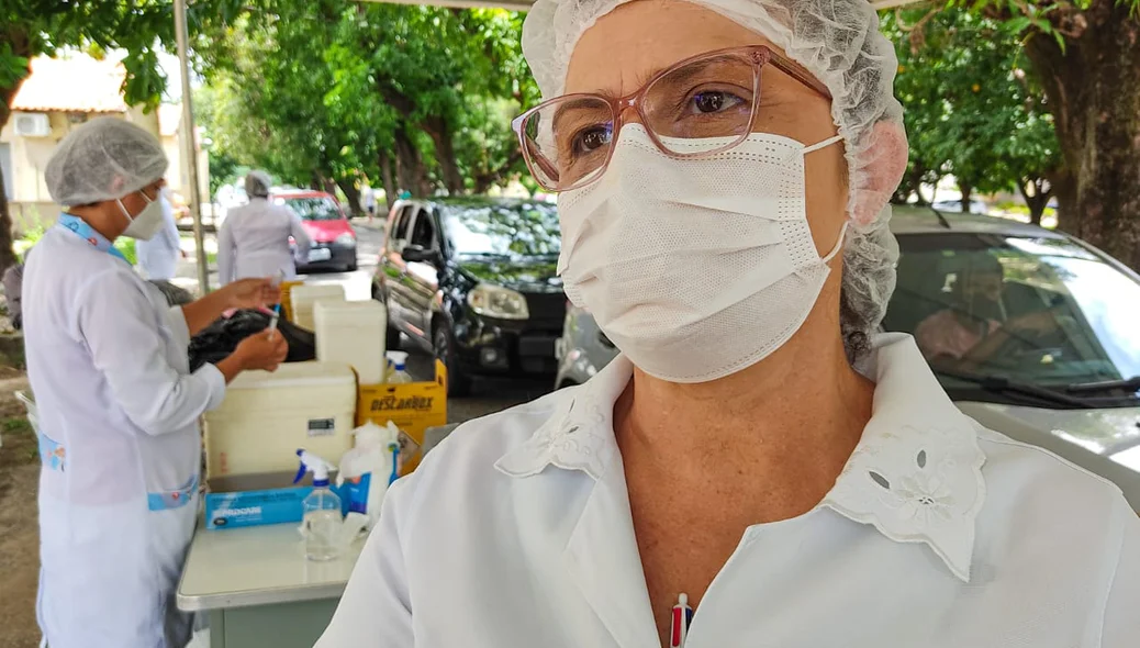 Enfermeira durante vacinação
