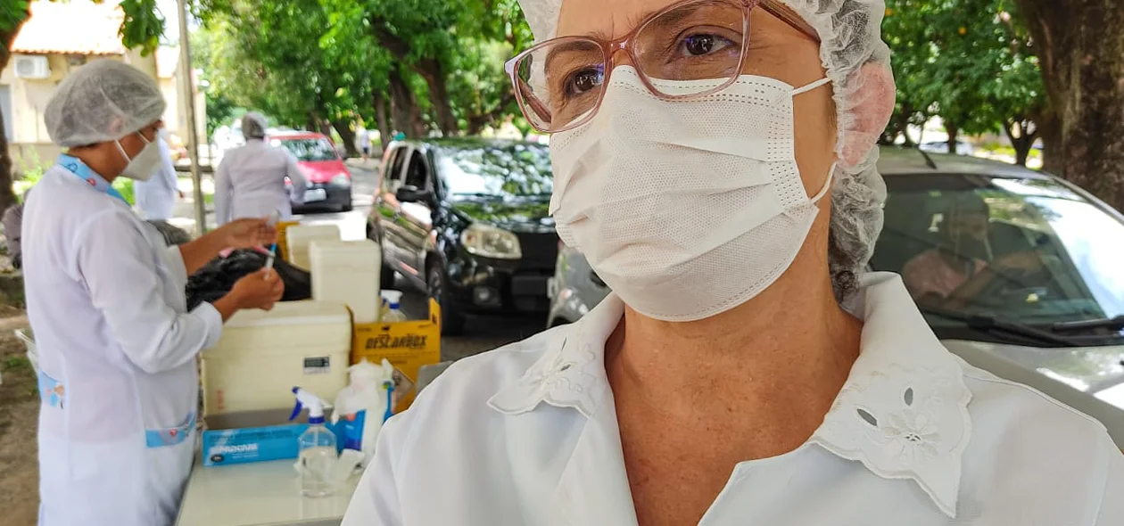 Enfermeira durante vacinação