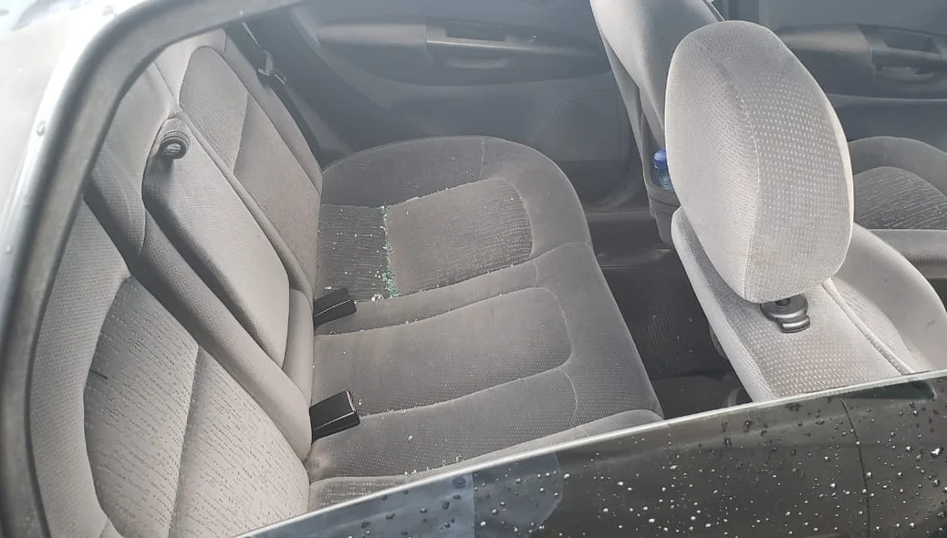 Estilhaços de vidro dentro do carro