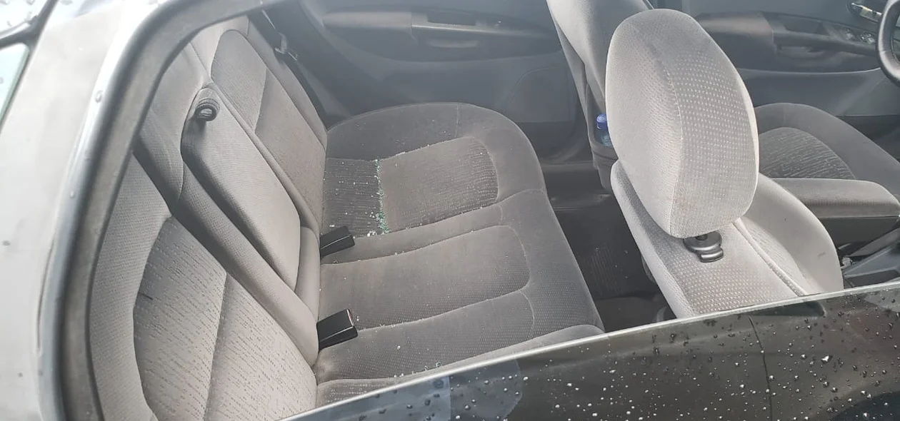 Estilhaços de vidro dentro do carro