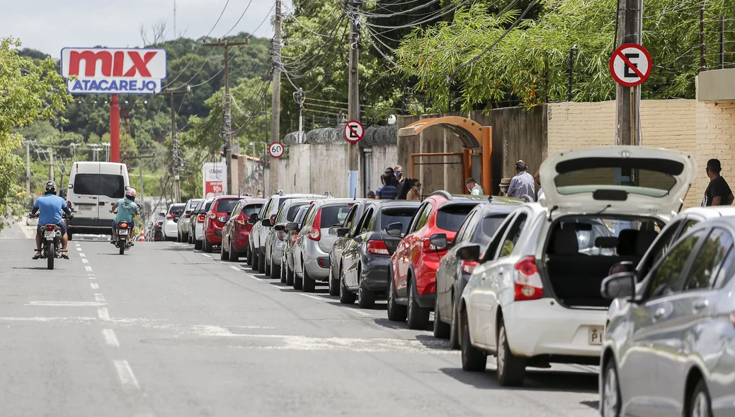 Extensa fila para vacinação
